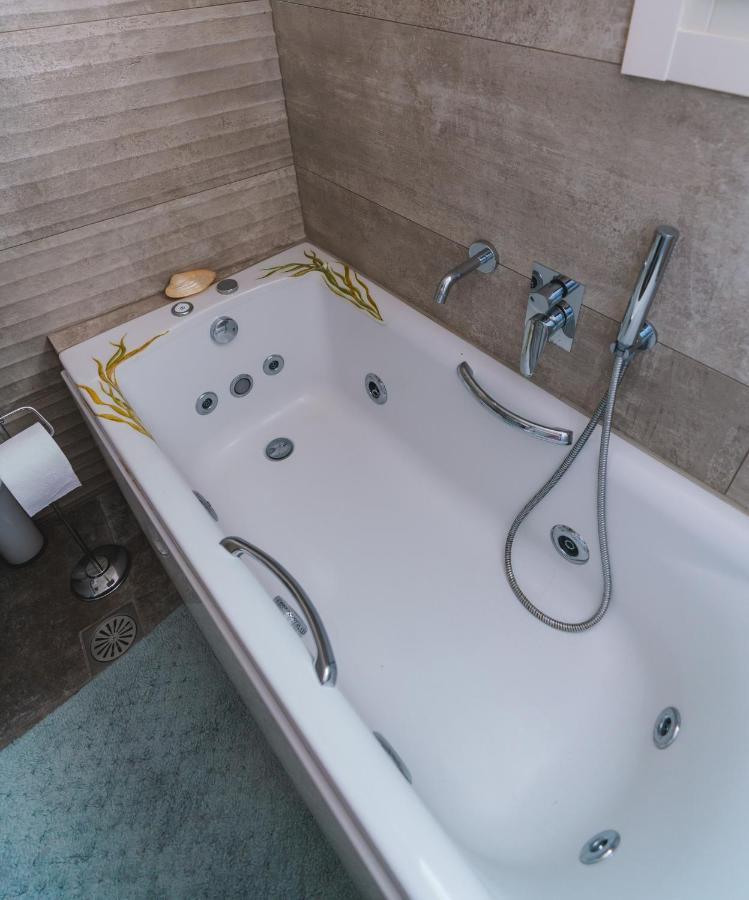 Lux House With Outdoor Jacuzzi And Sea View In Santorini Apartman Emborió Kültér fotó