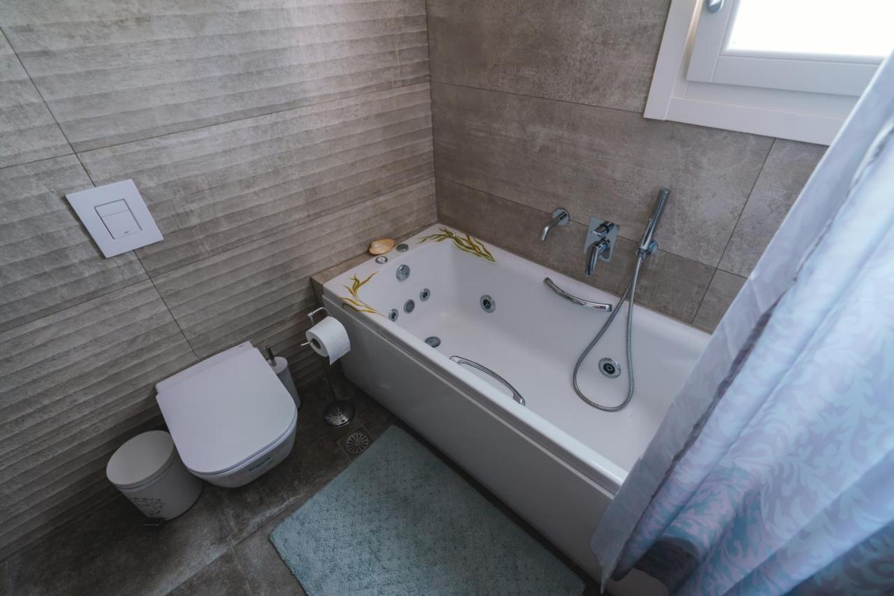 Lux House With Outdoor Jacuzzi And Sea View In Santorini Apartman Emborió Kültér fotó